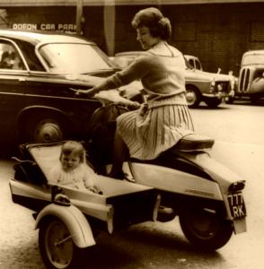 SCOOTERSIDECARVOITURE-MOTORCYCLE74BLOGSPOTCOM.jpg