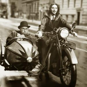 scherl-wilhelm-bendow-in-a-sidecar-1930.jpg